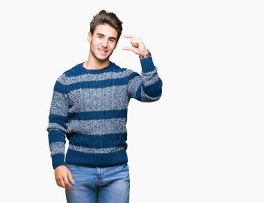 Yakışıklı genç gülümseyen izole arka plan ve süre seyir ve kamera boyutu işaret parmaklarıyla yapıyor el ile kendinden emin eller üzerinde. Ölçü kavramı.