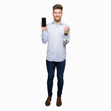 Genç yakışıklı adam iş akıllı telefon ekranı gururla çığlık gösteren ve zafer ve başarı çok heyecanlı kutluyor, duygu tezahürat