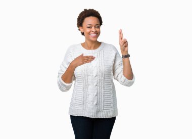 Güzel genç Afro-Amerikan kadın giyiyor kazak izole üzerinde arka plan Swearing göğüs ve bir sadakat sözü yemin yapma parmaklar, el ile