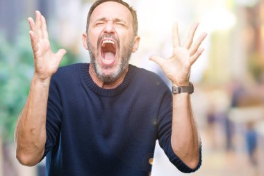 İzole arka plan çılgın ve kızgın bağırarak ve agresif ifade ve silah kaldırdı bağırmaya orta yaş ağarmış komuta sizde. Hayal kırıklığı kavramı.