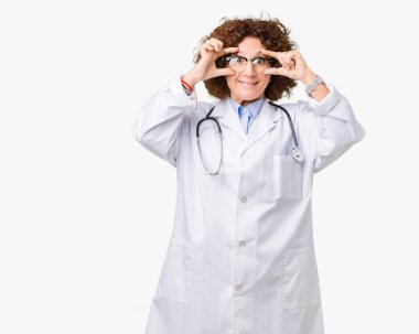 Orta ager kıdemli doktor kadın parmakları, Uykulu ve sabah yorgunluk için yorgun gözlerini açmaya çalışırken izole arka plan