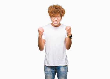 Afro saçlı kutluyor gözlük takan genç yakışıklı adam şaşırttı ve silah ile başarı için yükseltilmiş ve açık gözler hayrete düşürdü. Kazanan kavramı.