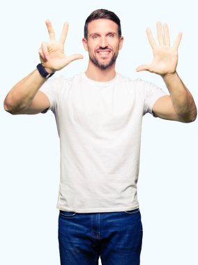 Casual beyaz t-shirt gösterme ve parmakları ile işaret giyen yakışıklı adam kendinden emin ve mutlu gülümseyerek süre sekiz numara.