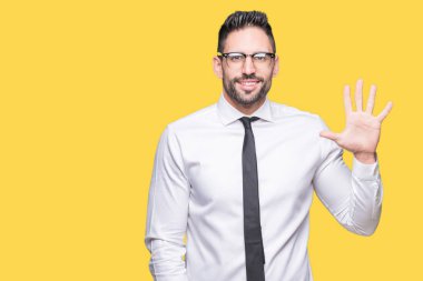 Gösterilen arka plan üzerinde gözlük takan genç yakışıklı iş adamı izole ve parmakları ile işaret kendinden emin ve mutlu gülümseyerek süre beş numara.