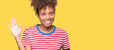 İzole arka plan Waiving Merhaba mutlu güzel genç Afrikalı-Amerikalı kadın ve gülümseyen, dostça karşılama jest