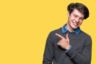 Genç yakışıklı zarif adam izole arka neşeli bir gülümseme ile el ve parmak kadar yan yüzünde mutlu ve doğal ifade ile işaret yüz üzerinden