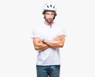 Üzerinde güvenlik kask giymiş yakışıklı İspanyol bisikletçi adam arka plan şüpheci izole ve gergin, ifade ile yüzünde onaylamayan silah geçti. Negatif kişi.