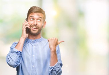 İşaret ve başparmak kadar mutlu yüz gülümseyen tarafı ile gösteren izole arka plan üzerinde konuşan genç yakışıklı adam