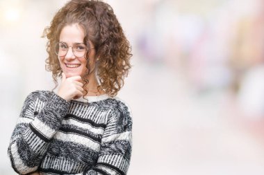 Güzel esmer kıvırcık saçlı Genç kız emin çapraz kollar ve çeneme kaldırdı el ile gülümseme ile kameraya bakarak izole arka plan üzerinde gözlük takıyorum. Pozitif düşünce.
