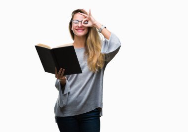 Genç güzel sarışın kadın mutlu yüz el parmaklarının arasından seyir göz üzerinde ok işaretiyle yapıyor gülümseyen izole arka plan üzerinde bir kitap okuma