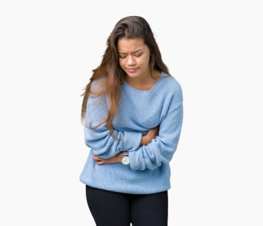 Üzerinde mavi kış kazak giyen genç güzel esmer kadın izole mide üzerinde el ile arka plan çünkü mide bulantısı, ağrılı hastalık hasta hissediyor. Ağrısı kavramı.