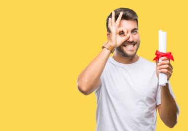 Yakışıklı delikanlı derecesi ile mutlu yüz el parmaklarının arasından seyir göz üzerinde ok işaretiyle yapıyor gülümseyen izole arka plan üzerinde tutan