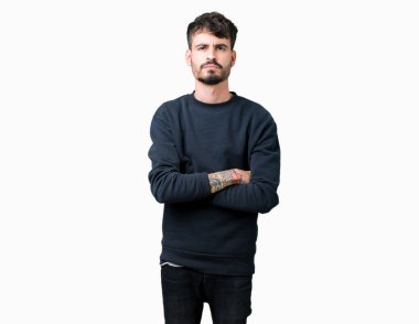 Yakışıklı delikanlı izole arka plan şüpheci ve sinir, onaylamayan ifade yüz çapraz kolları üzerinde. Negatif kişi.