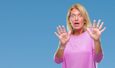 Orta yaş sarışın kadın şok bağırarak korkuyor ve dehşet korku ifade dur hareketi el ile ile izole arka yüzünden. Panik kavramı.