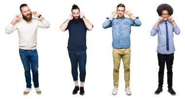 Kolaj bir grup genç adam yüksek sesle müzik gürültü rahatsız ifade parmaklarıyla kulaklarıyla kapsayan beyaz izole arka plan üzerinde. Sağır kavramı.