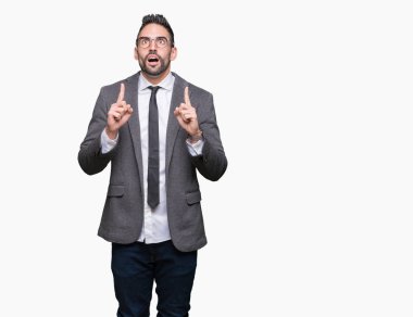 Genç yakışıklı iş adamı izole arka plan üzerinden hayran ve yukarıya bakıp parmakları ile işaret şaşırttı ve silah kaldırdı.