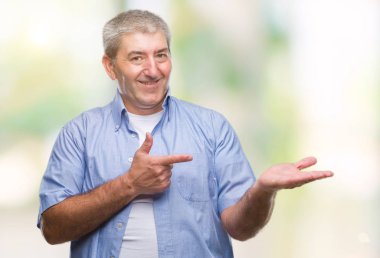 Yakışıklı komuta sizde üzerinden hayran ve el ile sunulması ve parmak ile işaret ederken kameraya gülümseyen izole arka plan.