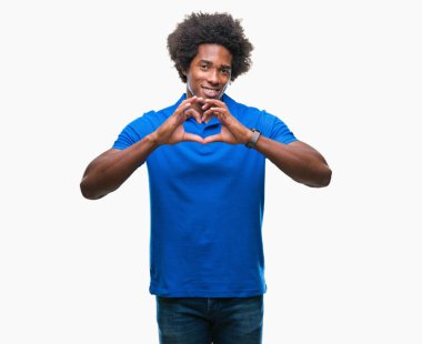 Kalp simgesi ve elleriyle şekil gösterilen aşık gülümseyen izole arka plan üzerinde Afro Amerikalı adam. Romantik kavramı.