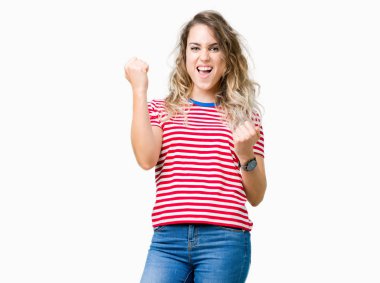 İzole arka plan kutlama üzerinde güzel sarışın genç kadın şaşırttı ve başarı için kaldırdı kollarını açarak hayret ve gözleri açık. Kazanan kavramı.