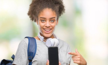 Sırt çantası izole arka plan üzerinde çok mutlu el ve parmak ile işaret tutan genç güzel afro Amerikan öğrenci kadın