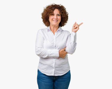 Yüzünde kocaman bir gülümseme ile izole arka plan güzel orta ager üst düzey businees kadın kameraya bakarak yan el ve parmak ile işaret.