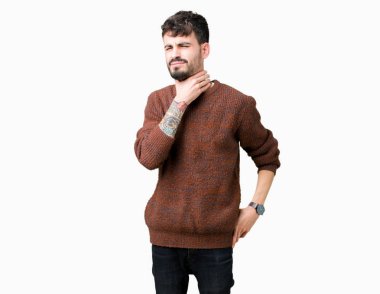 Genç yakışıklı adam giyen kış kazak izole üzerinde arka plan ağrılı boyun, boğaz gribi, kesek ve enfeksiyon için dokunaklı