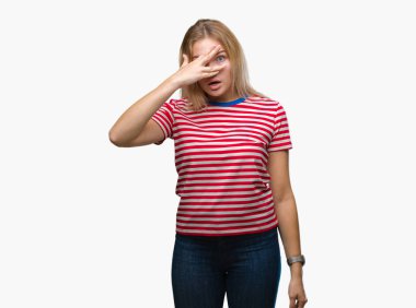 Mahcup ifadeyle parmaklarımın arasından seyir izole arka yüz ve gözler el ile kapsayan şok bakmak genç beyaz kadın.