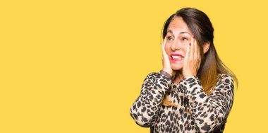 Leopar hayvan baskı elbise yorgun el yüz, depresyon ve üzüntü, kapsayan giyen güzel orta yaş kadın üzgün ve sorun için tahriş