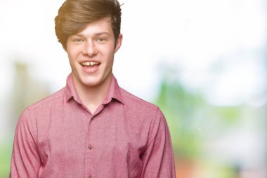 Genç yakışıklı iş adamı yüzünde mutlu ve güzel bir gülümseme ile izole arka plan üzerinde. Şanslı kişi.