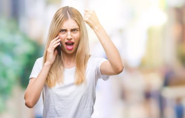 Genç güzel sarışın kadın smartphone üzerinde izole kullanarak söz arka plan ile öfke, çılgın ve yükseltilmiş eliyle diye bağıran rahatsız ve hayal kırıklığına uğramış öfke kavramı bağırarak