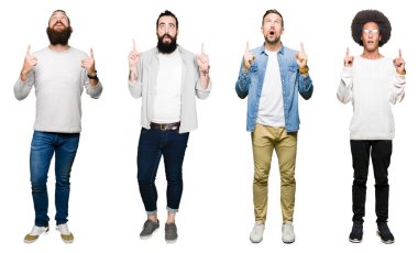 Kolaj bir grup genç adam beyaz izole zemin üzerinden hayran ve yukarıya bakıyor ve parmakları ile işaret ve silah kaldırdı şaşırttı.