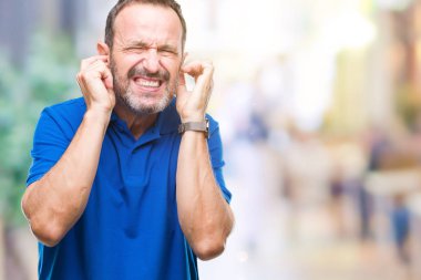 Orta yaş parmak yüksek sesle müzik gürültü rahatsız ifade ile kulaklarıyla kapsayan izole arka plan üzerinde ağarmış komuta sizde. Sağır kavramı.