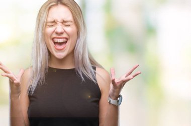 Sarışın genç kadın deli ve silah ile başarı için deli kutluyor izole arka plan üzerinde kaldırdı ve heyecanlı çığlık gözler kapalı. Kazanan kavramı