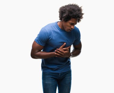 Afro Amerikan adam izole mide üzerinde el ile arka plan çünkü hazımsızlık, ağrılı hastalık hasta hissediyor. Ağrısı kavramı.