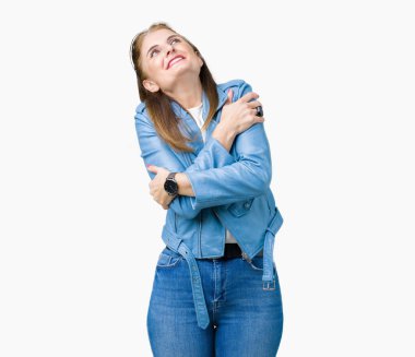 Güzel orta yaş Olgun kadın giyiyor moda deri ceket izole üzerinde emin gülümseyen Hugging kendini mutlu ve olumlu, arka plan. Kendi aşk ve öz bakım