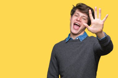 Genç yakışıklı zarif adam gösterilen ve parmakları ile işaret izole arka plan üzerinde beş kendinden emin ve mutlu gülümseyerek iken numara.