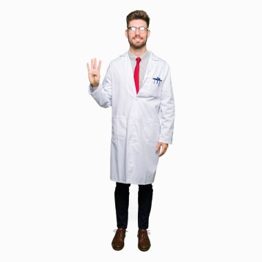 Genç yakışıklı bilim adamı ve parmak dördüncü gülümseyen ise kendinden emin ve mutlu yukarıyı gösteren gözlük.