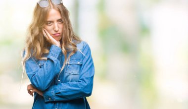 Güzel genç sarışın kadın seyir yorgun ve bıkkın ile depresyon sorun Çapraz kollar ile izole arka plan düşünme üzerinde güneş gözlüğü takıyor.