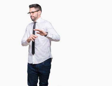 Genç yakışıklı iş adamı izole arka plan üzerinde gözlük tiksinti ifadesi, memnun ve korkulu tiksinti yüz yapıyorsun çünkü nefret tepki. Elleriyle kaldırdı. Sinir bozucu kavramı.