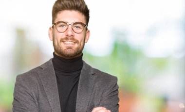 Genç yakışıklı iş adamı ile gülümseyen bardakları mutlu yüz giyen silah kameraya bakarak geçti. Olumlu bir kişi.