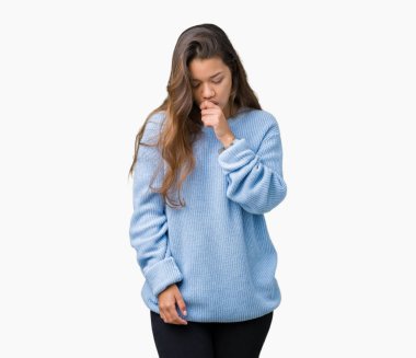 Duygu iyi ve soğuk veya bronşit için semptom olarak öksürük izole arka plan üzerinde mavi kış kazak giyen genç güzel esmer kadın. Sağlık kavramı.