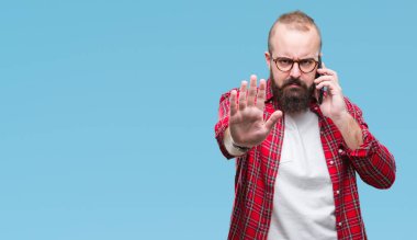 Smartphone üzerinde açık eliyle dur işareti ile ciddi ve kendine güvenen ifade, savunma jest yapıyor izole arka plan üzerinde konuşan genç beyaz hipster adam