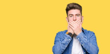 Casual denim ceket ağız hata için elleriyle kapsayan şok giyen genç yakışıklı sarışın adam. Gizli kavramı.