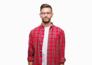 Yakışıklı delikanlı yüzünde ciddi bir ifade ile izole arka plan üzerinde. Basit ve doğal kameraya bakıyor.