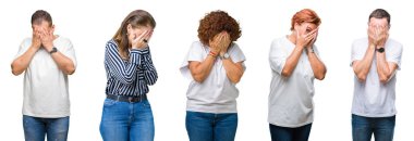 Kolaj Grubu'nun üst düzey insanların üzgün ifadeyle yüz eller ile ağlayarak süre kapsayan izole arka plan üzerine. Depresyon kavramı.