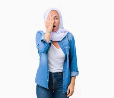 Üzerinden Arap hijab giyen orta yaş Doğu Arap kadın yarım yüz, göz ve ağız el ile kapsayan Yawning yorgun arka plan izole. Acı yüzü acıyor.