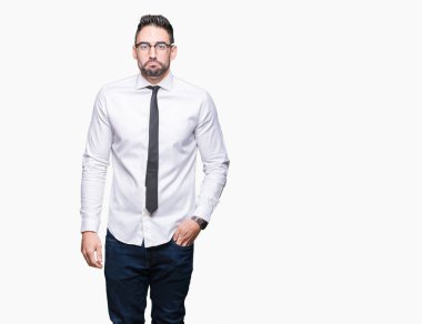 Kızgın ve korkmuş ağlıyor genç yakışıklı iş adamı depresif izole arka plan ve sıkıntı, endişe içinde gözlük takıyorum. Üzgün ifade.