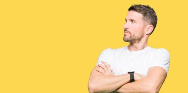 Yakışıklı adam gülümseyen geçti silah ile ikna yan seyir ve kendine güvenen rahat beyaz t-shirt giyen