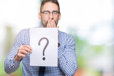 Hata, korku, sessizlik içinde gizli kavramı korkmuş ifade için utanç ile yakışıklı genç iş adamı izole arka kapak ağız el ile üzerinden soru işareti ile kağıt tutan şok