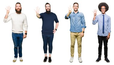 Kolaj bir grup genç adam gösterilen ve parmakları ile işaret beyaz izole arka plan üzerinde dört kendinden emin ve mutlu gülümseyerek iken numara.